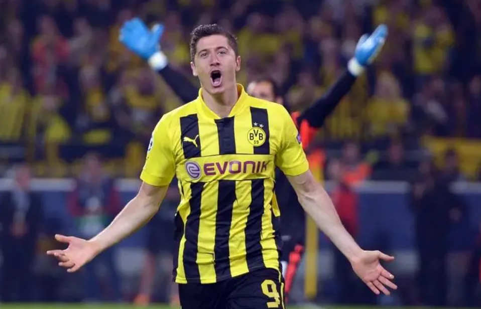 Lewandowski y Borussia Dortmund.png